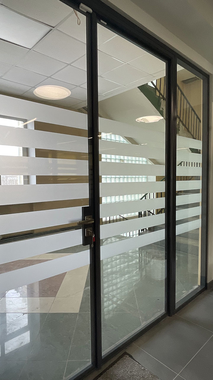 Перегородки и двери для офиса с полупрозрачными стеклами