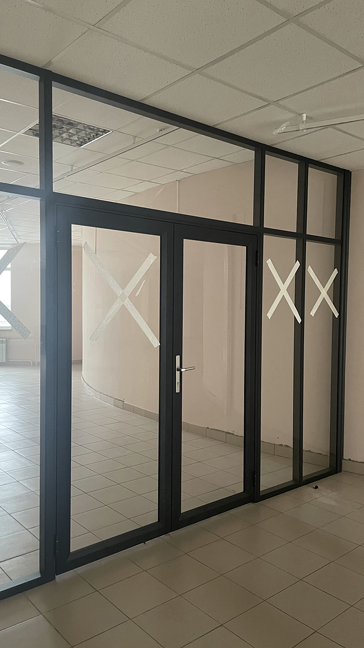 Перегородки из черного алюминиевого каркаса