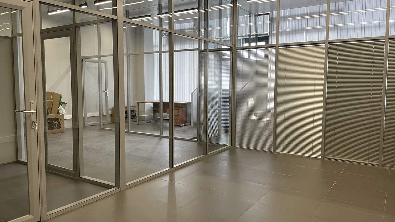 Зонирование пространства офиса перегородками из стекла