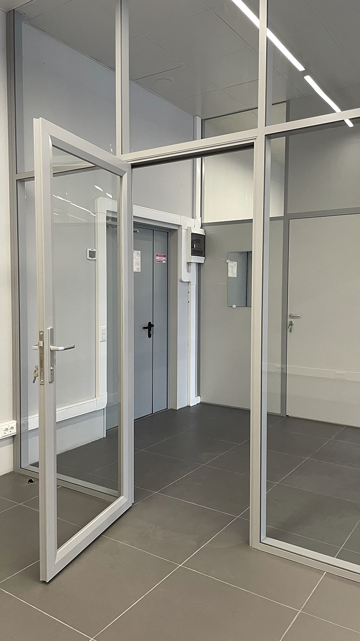 Двери и перегородки для офиса из прозрачного стекла