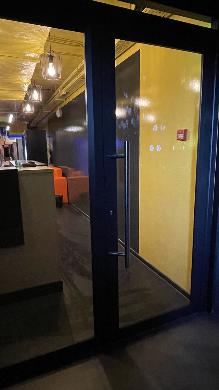 Прозрачные двери для караоке-клуба