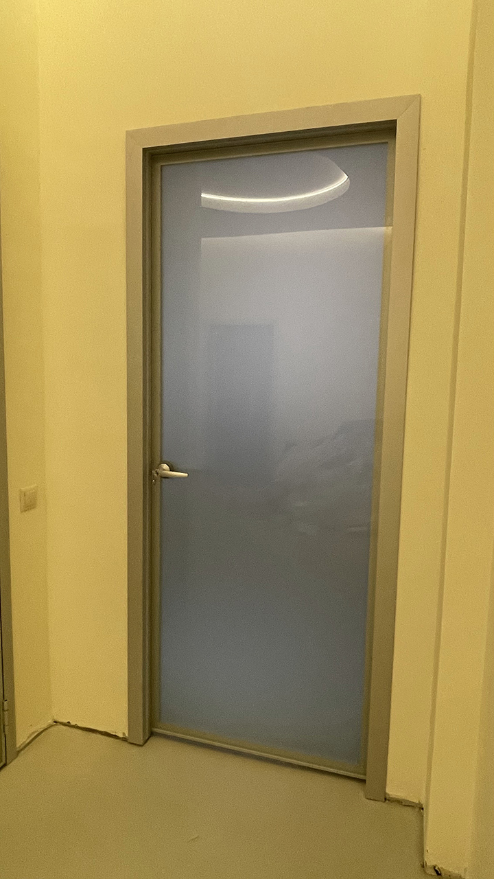 Стеклянная дверь в офисе