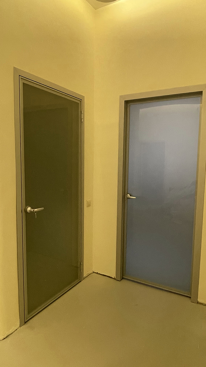 Двери из стекла в офисе
