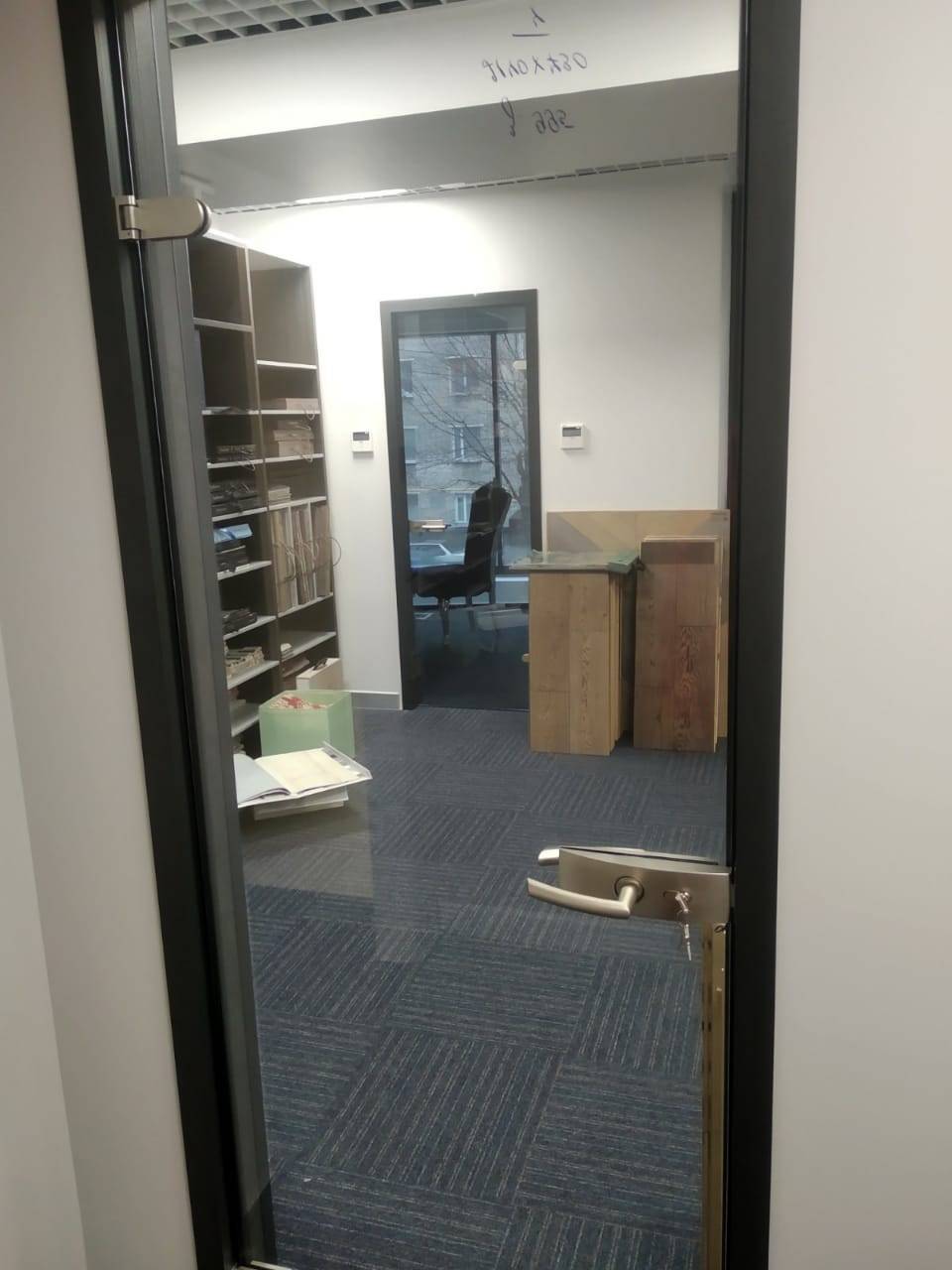 Прозрачная цельностеклянная дверь в офисе