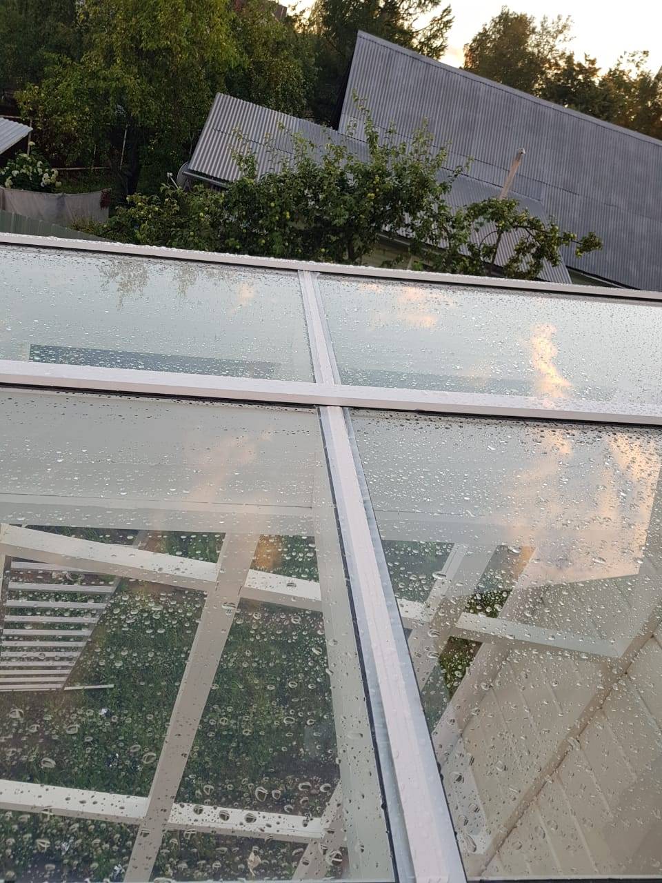 Прозрачная крыша из стекла и алюминия