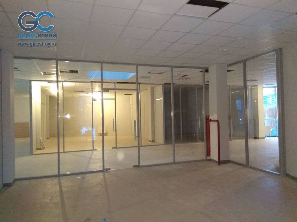 Перегородки из прозрачного стекла в магазине