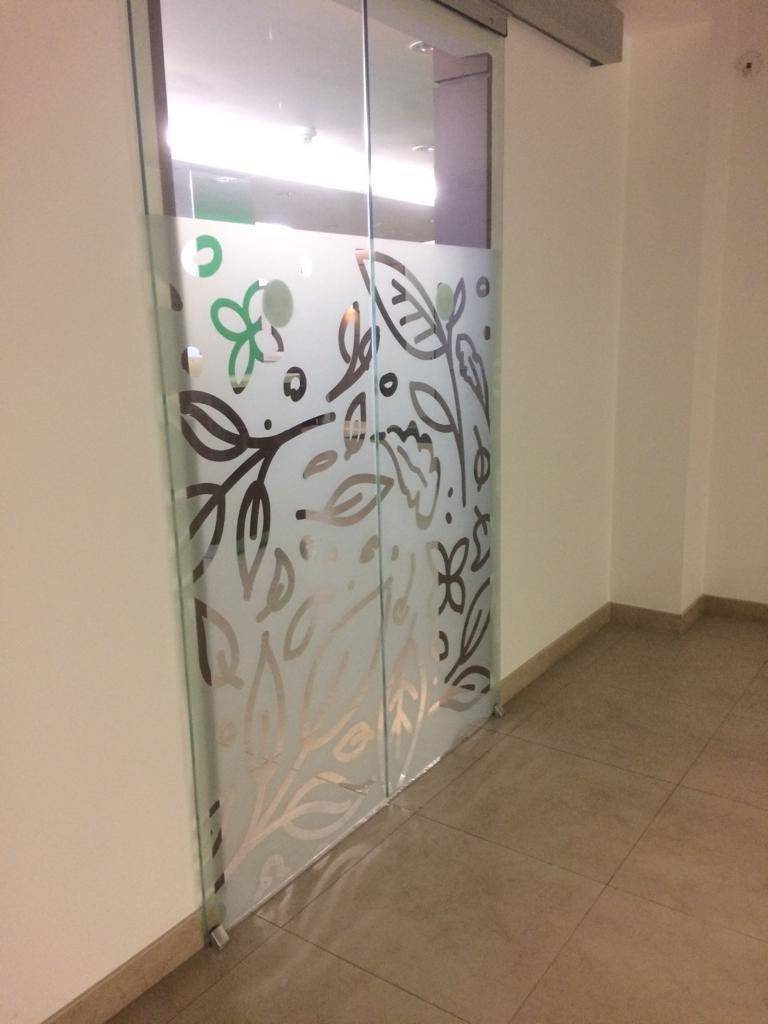 Декоративная пленка с помощью плоттерной резки на стеклянных перегородках