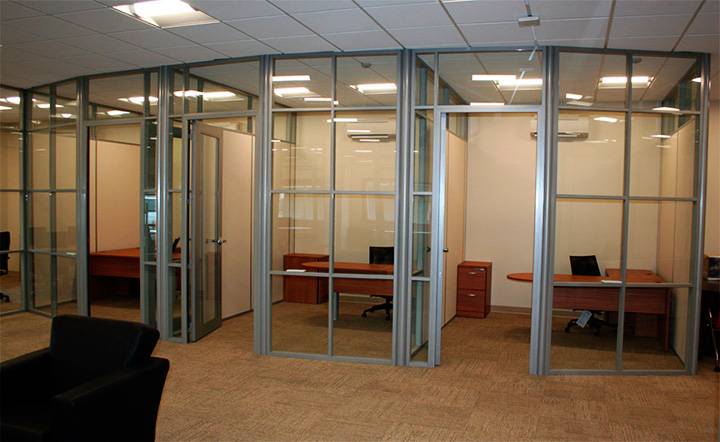 Каркасные стеклянные перегородки в офисе московского представительства