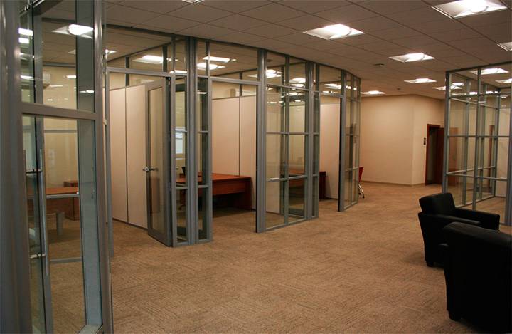 Алюминиевый каркас и стекло в перегородках для офиса