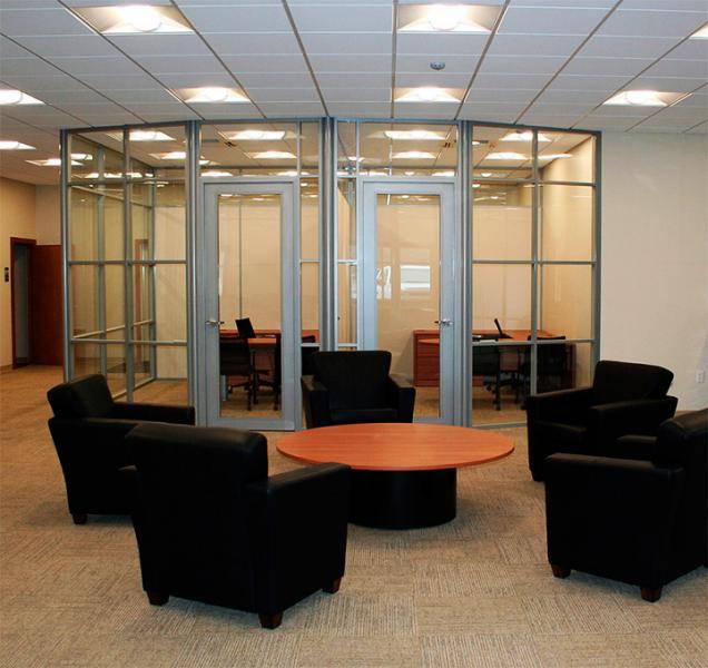 Интерьер со стеклянными перегородками и дверьми