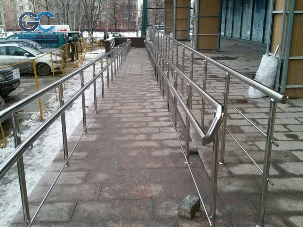 Перила из нержавейки у входа в универмаг