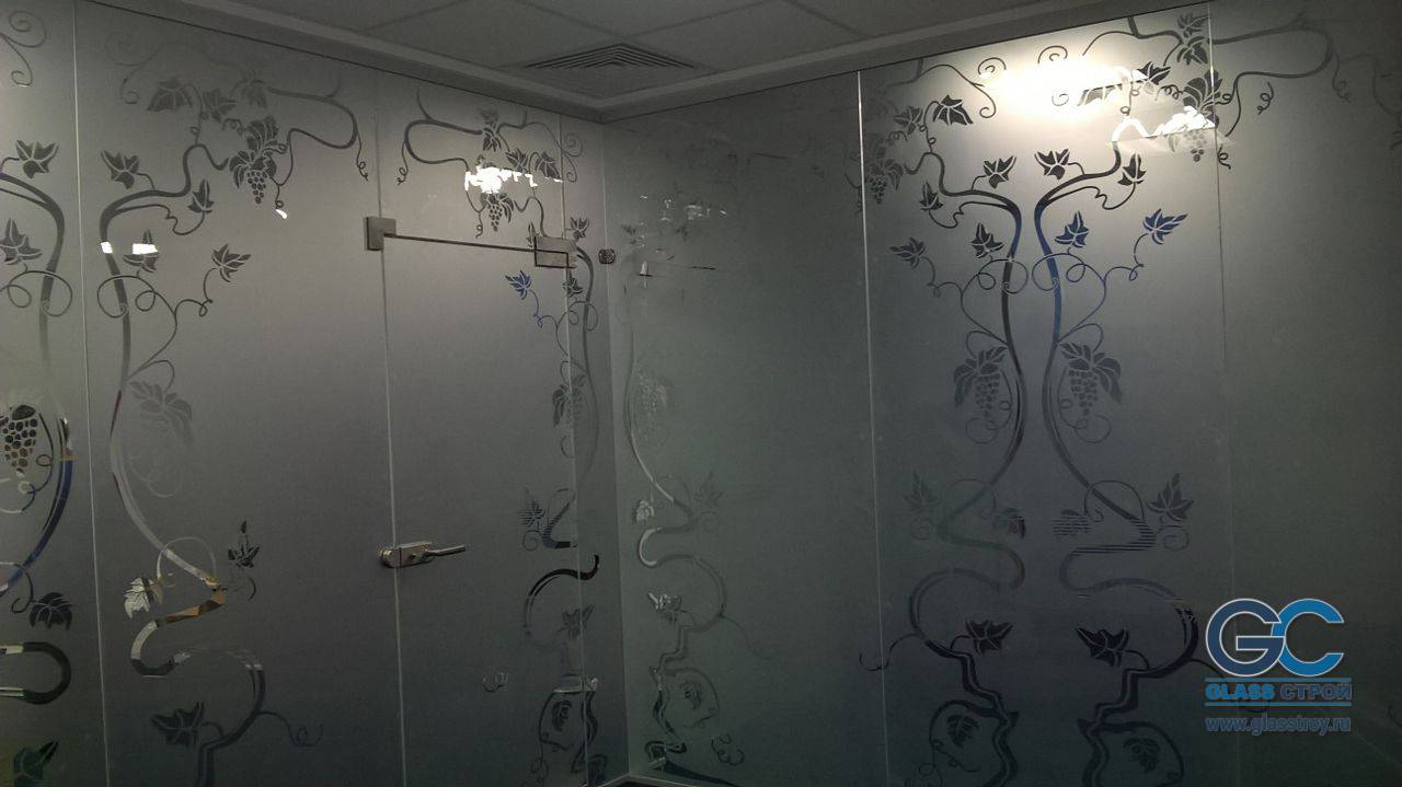 Угол в 90 градусов из стеклянных перегородок