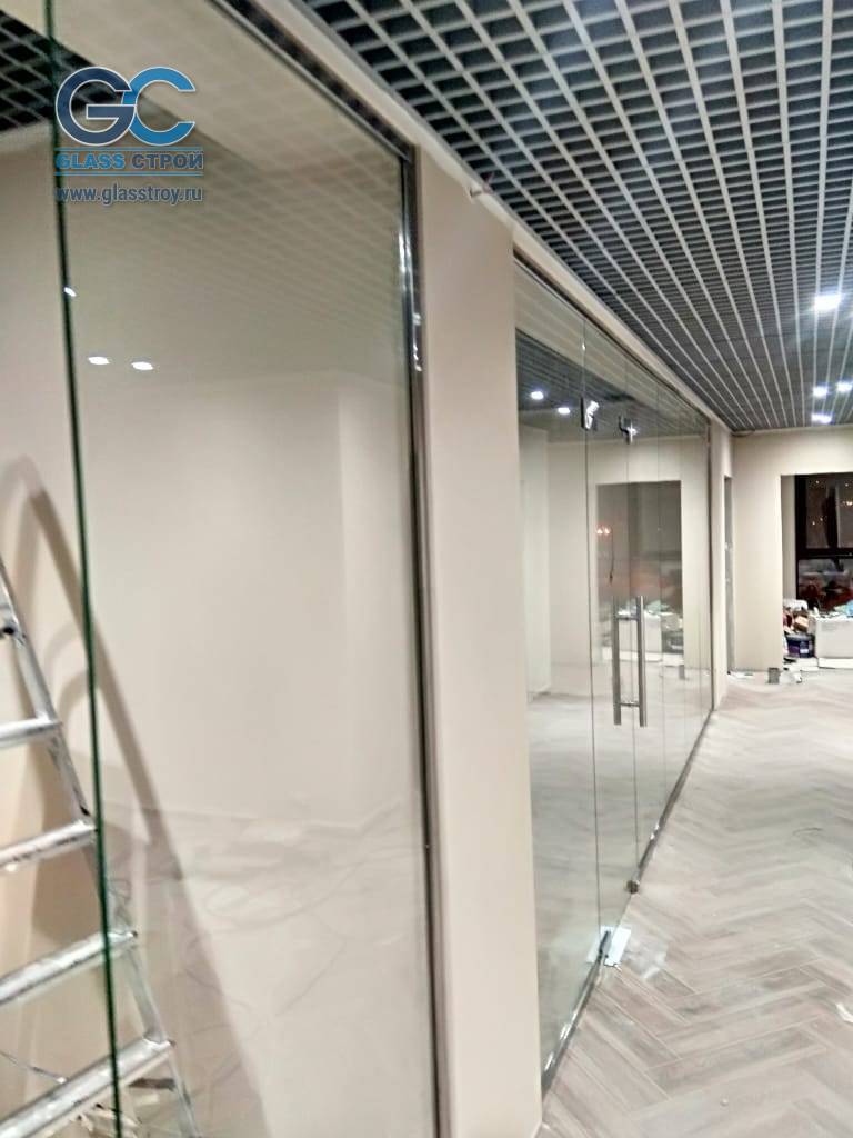 Двери и перегородки из стекла в офисе компании