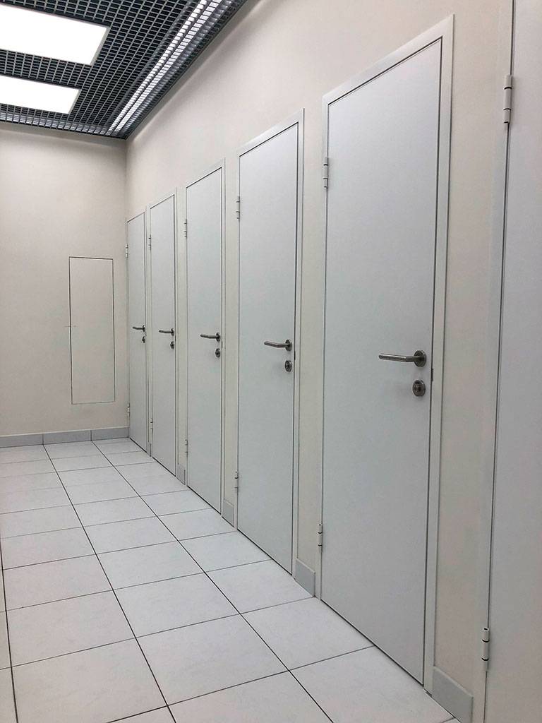Двери в туалетные кабины