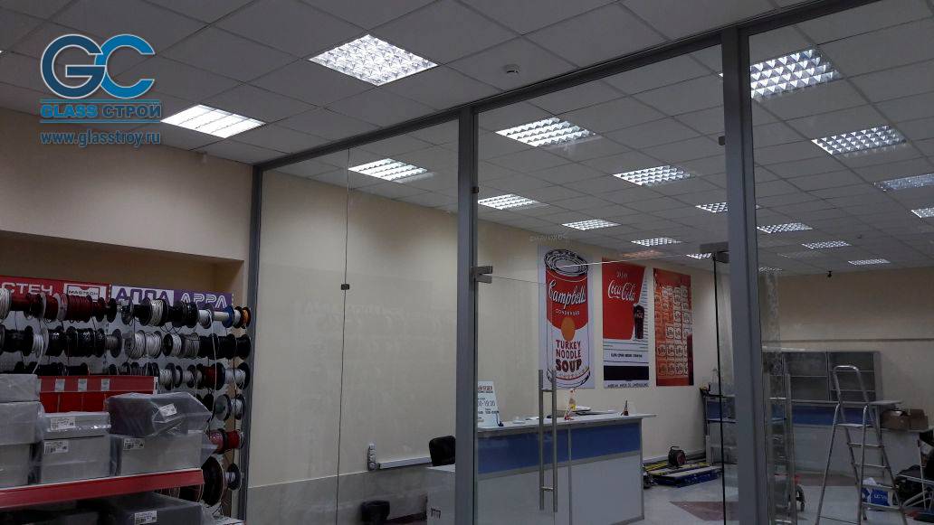Двери и перегородки из стекла на алюминиевом каркасе в офисе