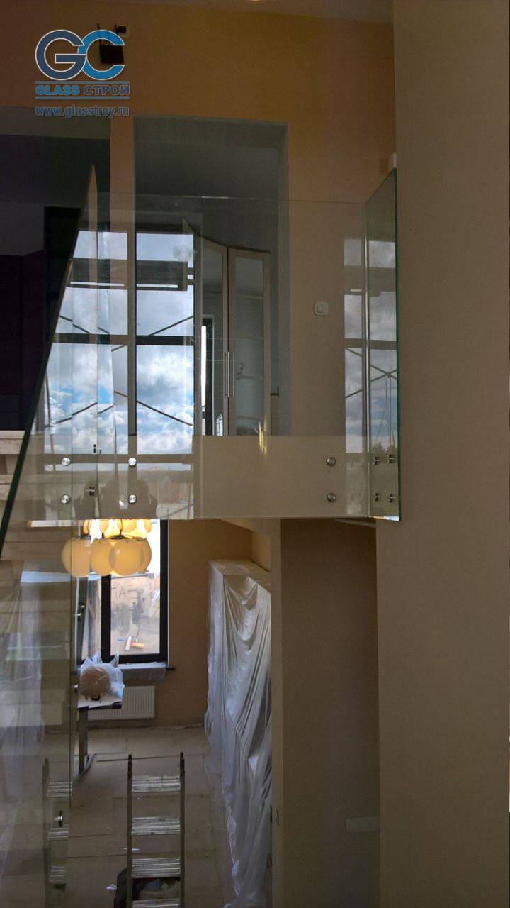 Стеклянные перила в доме