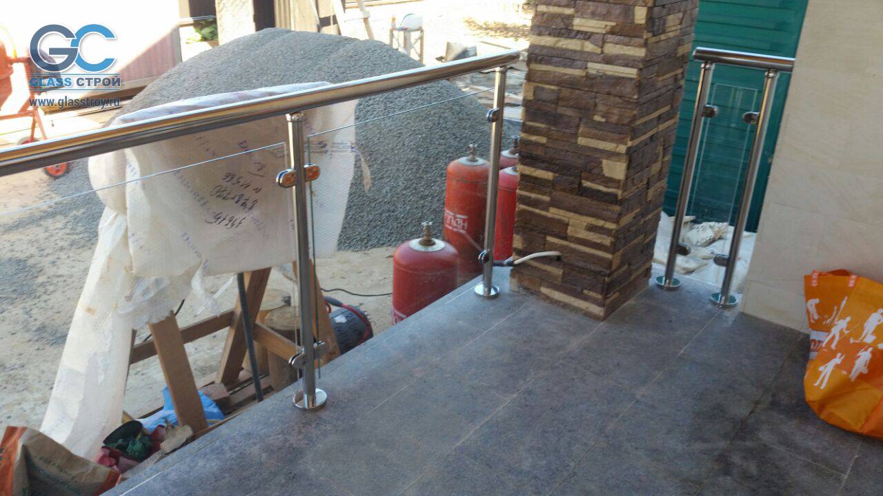 Безопасные стеклянные перила для балкона