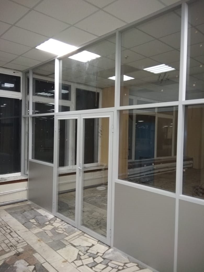 ЛДСП и стекло в комбинированной перегородке