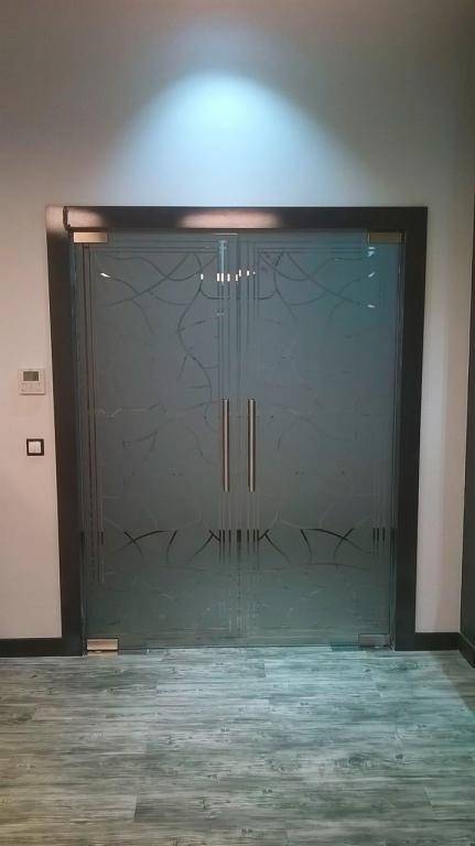 Двупольная стеклянная дверь с матовым пескоструйным рисунком