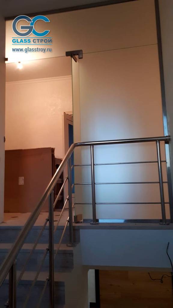 Перегородки и двери из закаленного стекла в доме