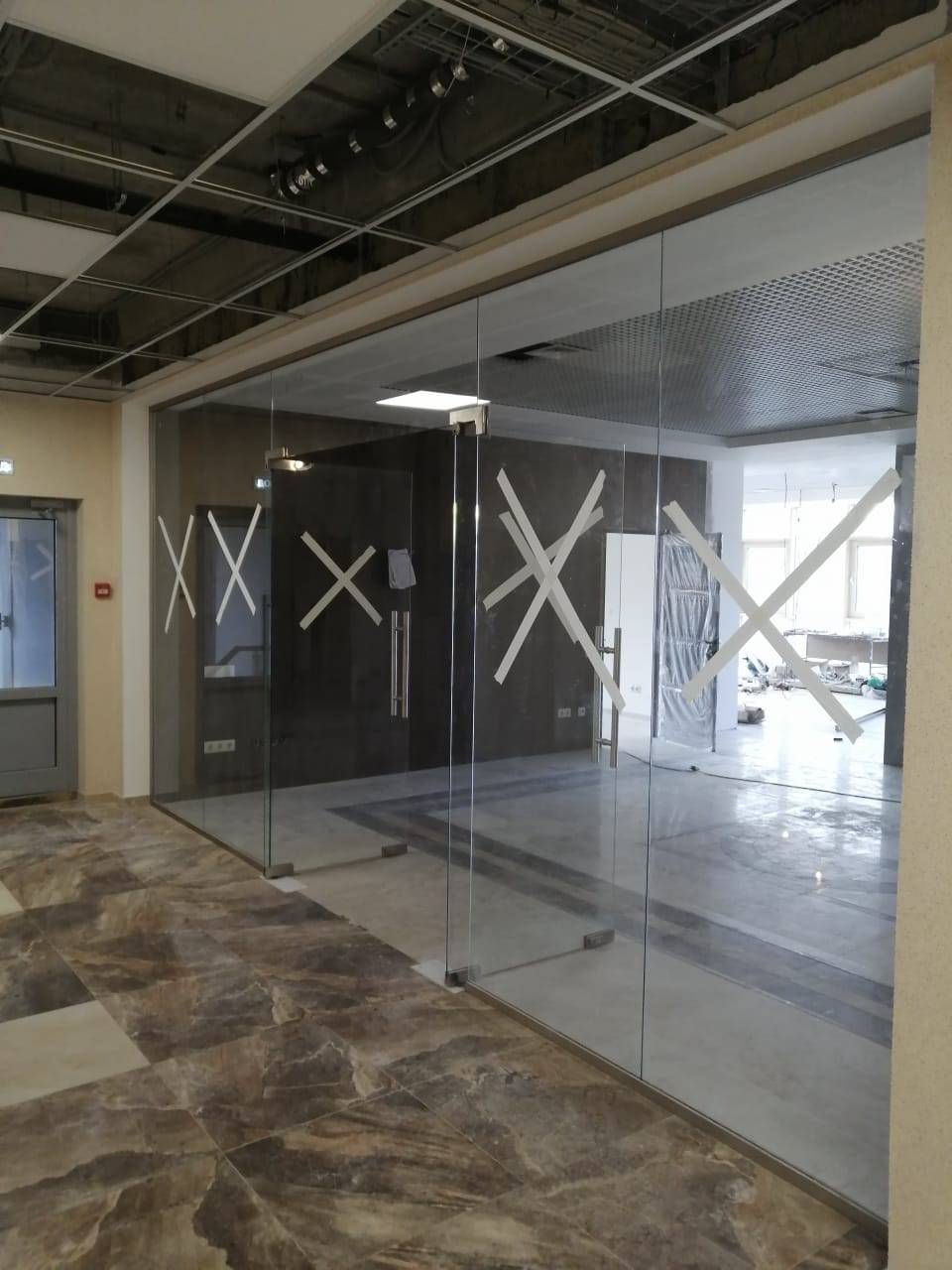 Прозрачные перегородки и двери в офисе завода