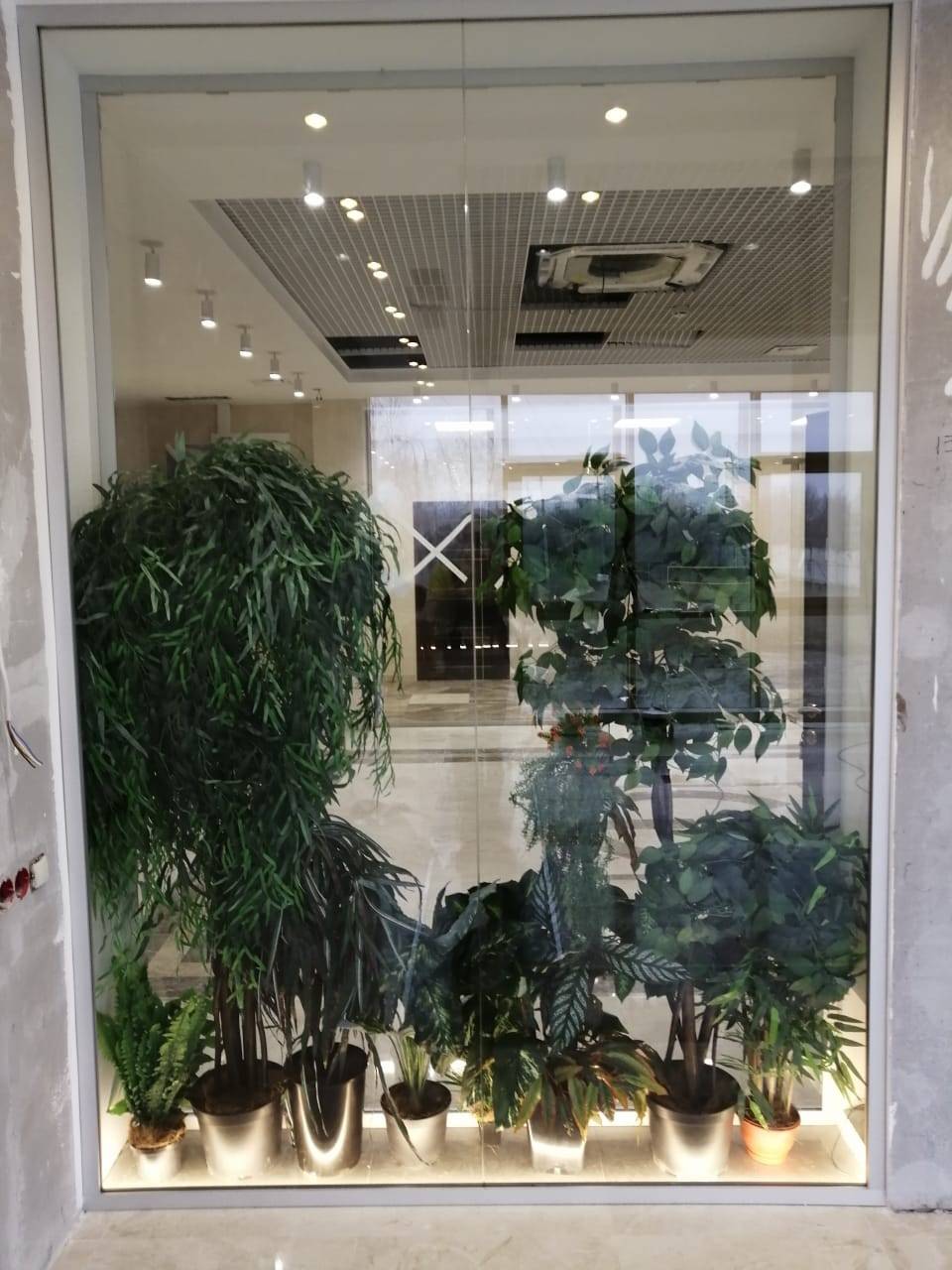 Прозрачная стена в офисе