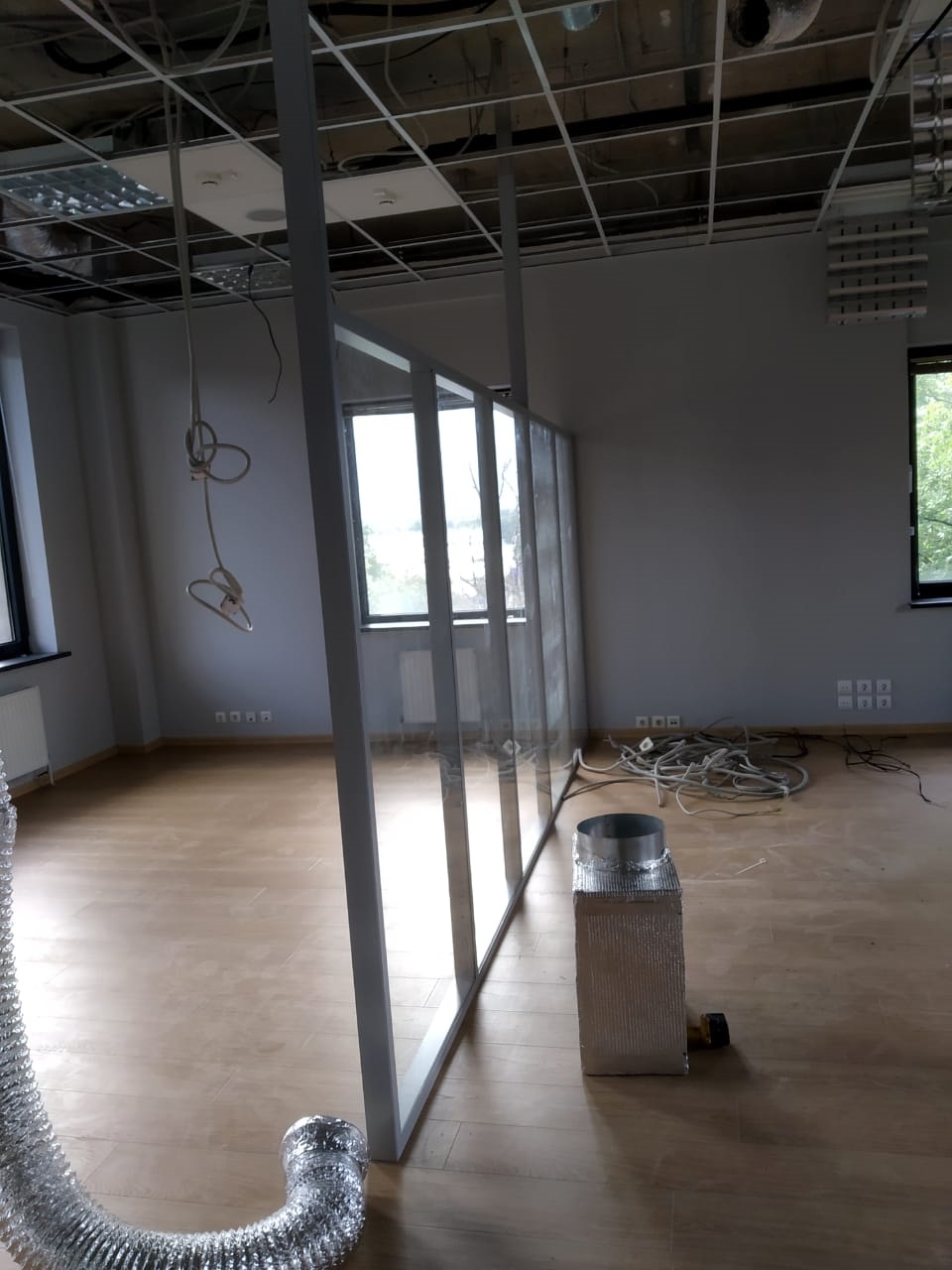 Перегородки из стекла - монтаж под навесной потолок