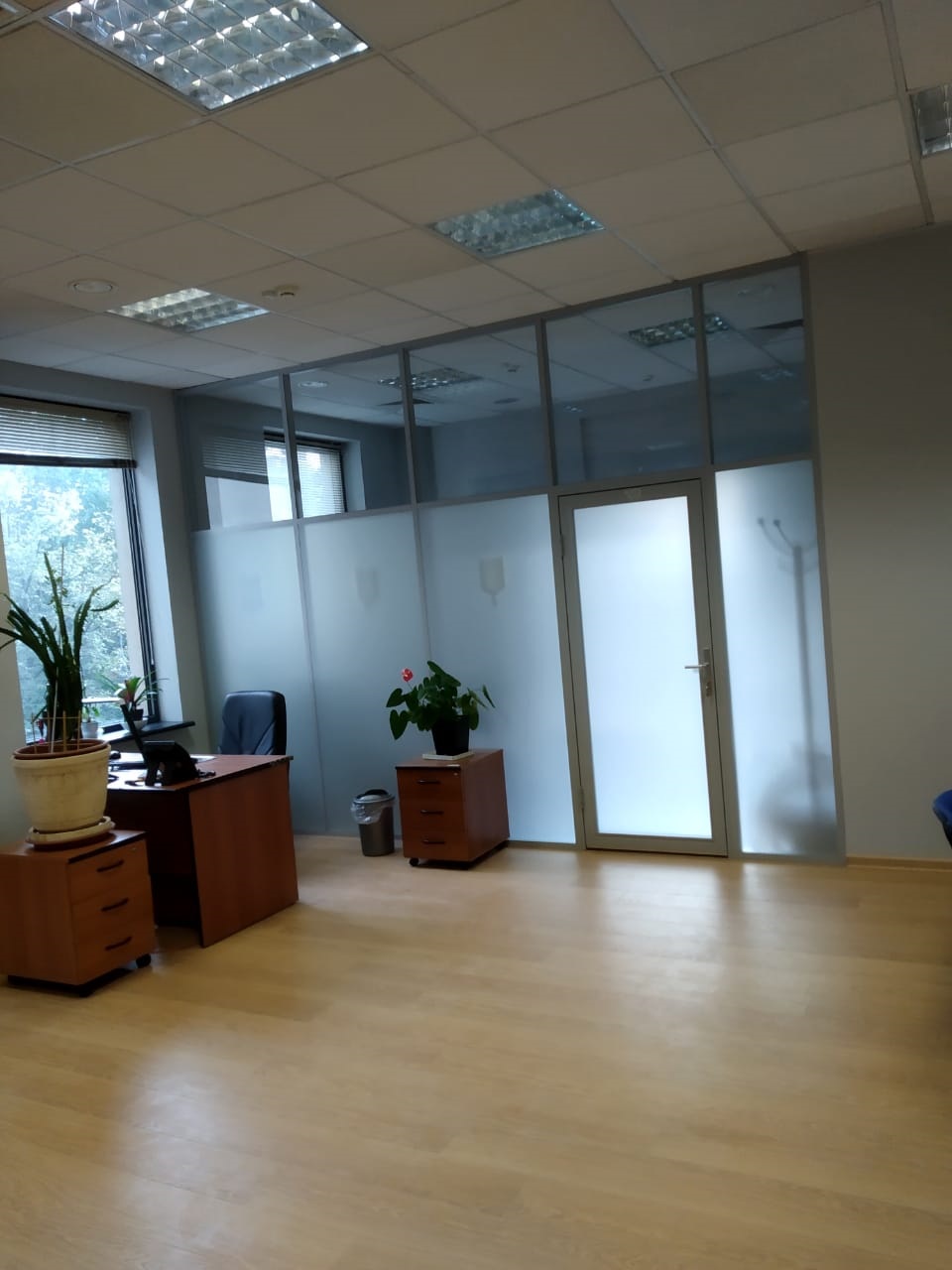Кабинет в офисе из стекла