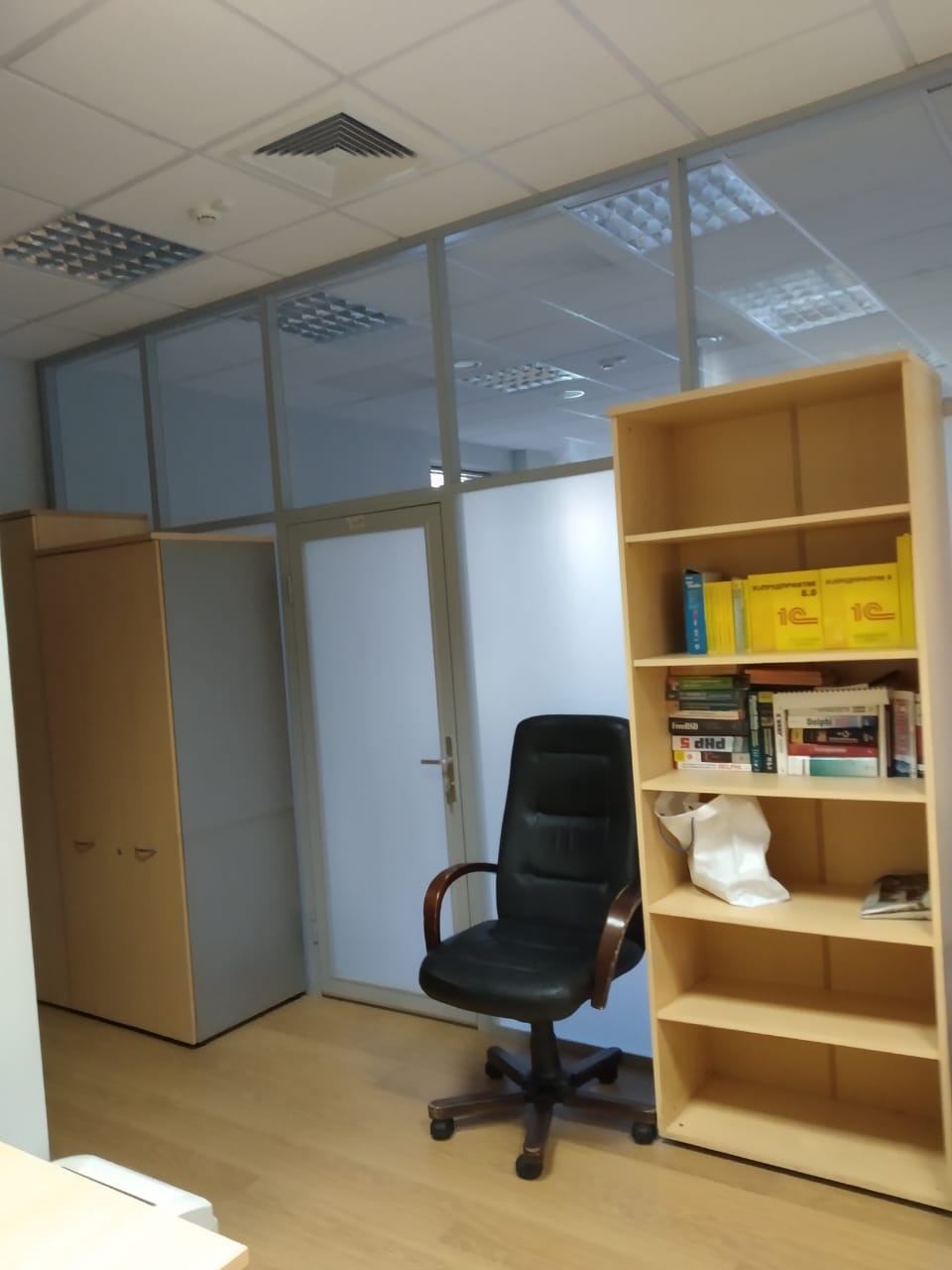 Интерьер офиса с перегородками из стекла