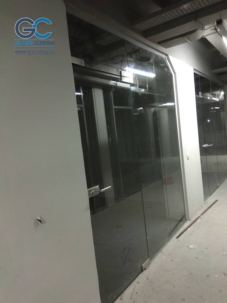 Маятниковые двери из стекла в офисе компании