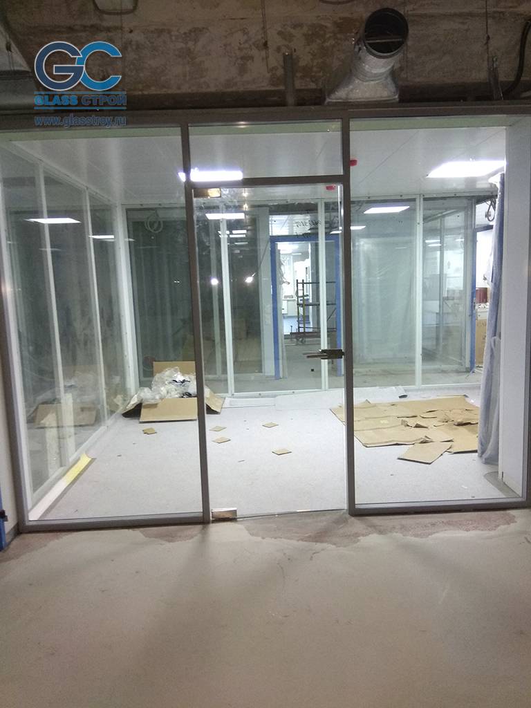 Перегородки из стекла на алюминиевом каркасе в офисе компании