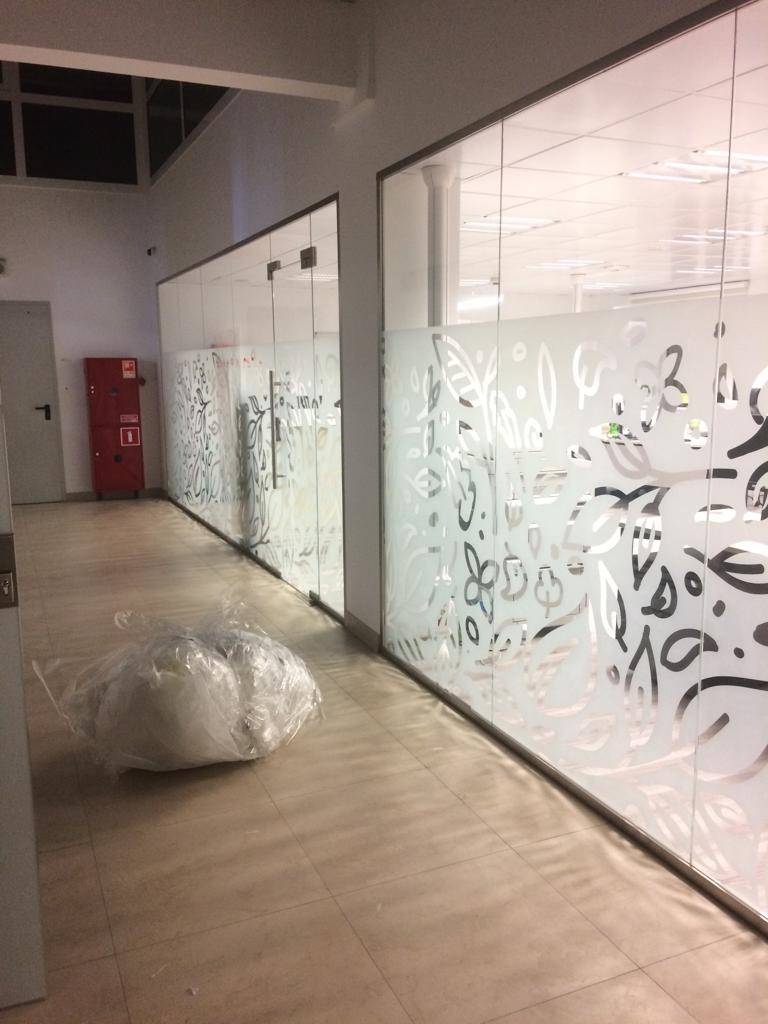 Матовая пленка на перегородках из стекла сохраняет световой поток