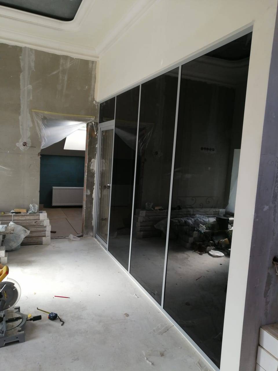 Отражающий эффект стеклянных перегородок