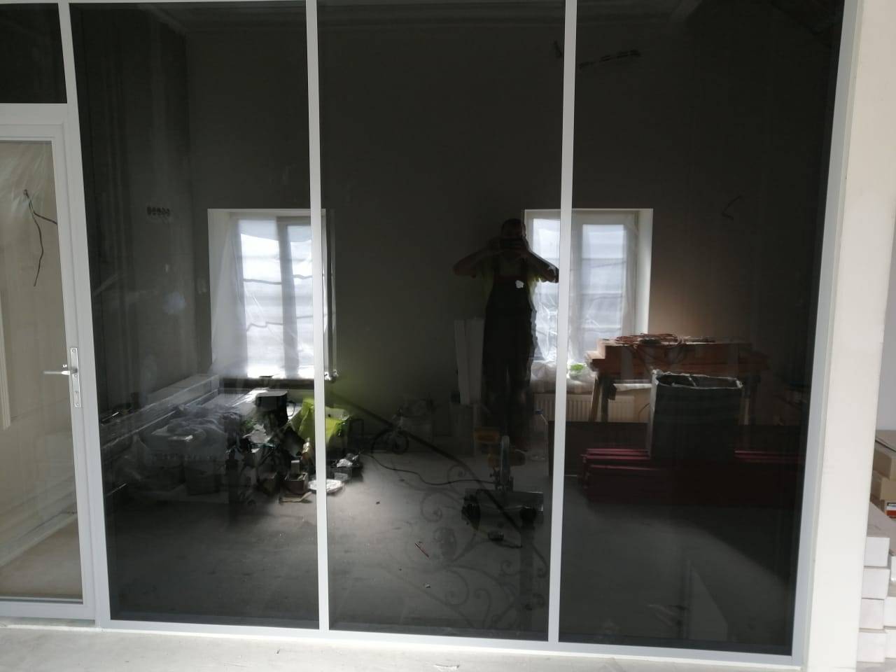 Тонированные перегородки со стеклом на крепком каркасе