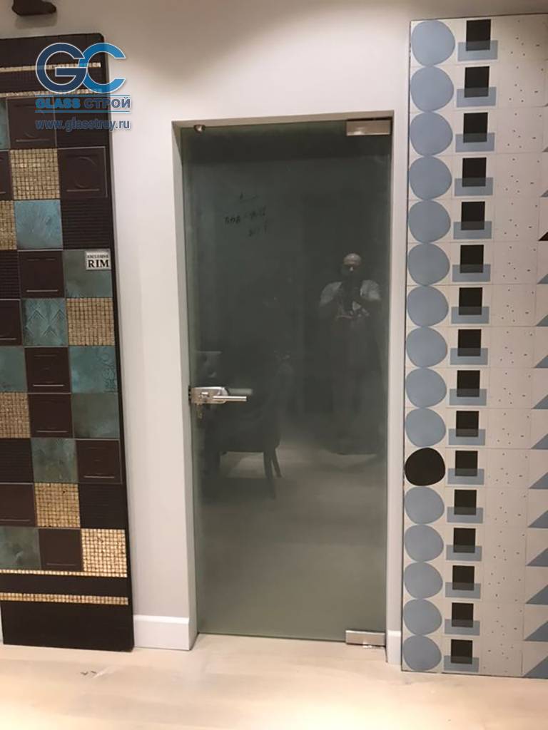 Маятниковая стеклянная матовая дверь