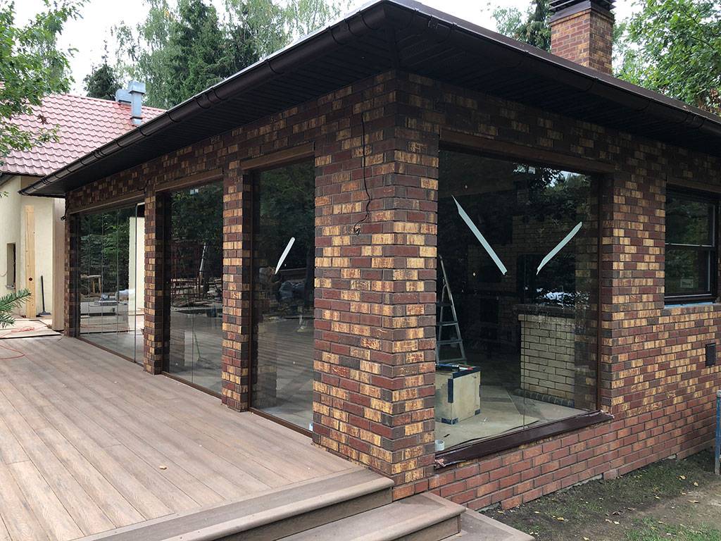 Беседка с раздвижными стеклянными перегородаками