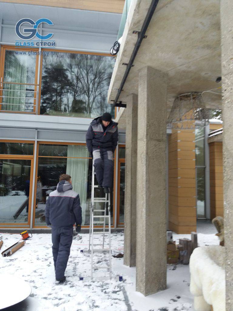 Монтаж стеклянных раздвижных перегородок