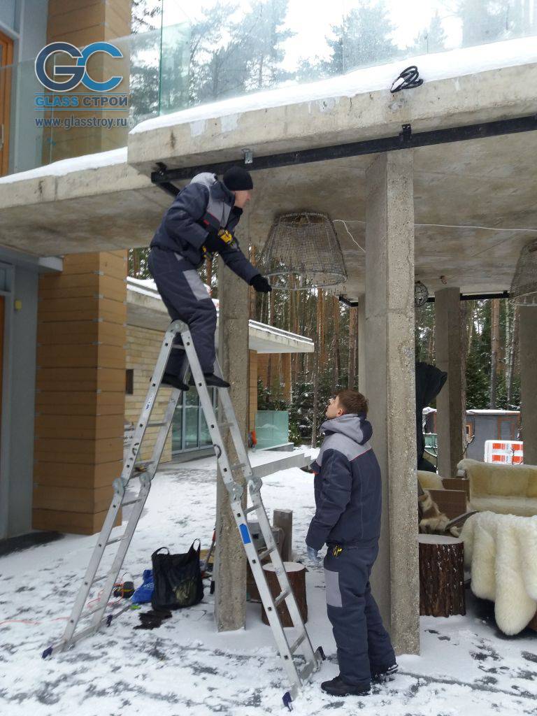 Установка стеклянных перегородок зимой