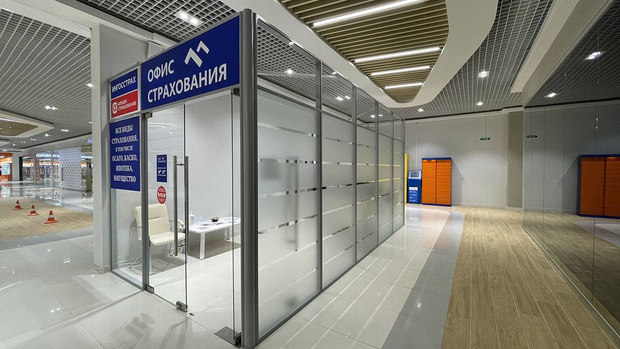 Стеклянные перегородки в торговом центре