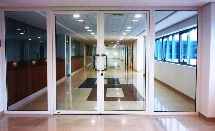 Противопожарные стеклянные перегородки и двери