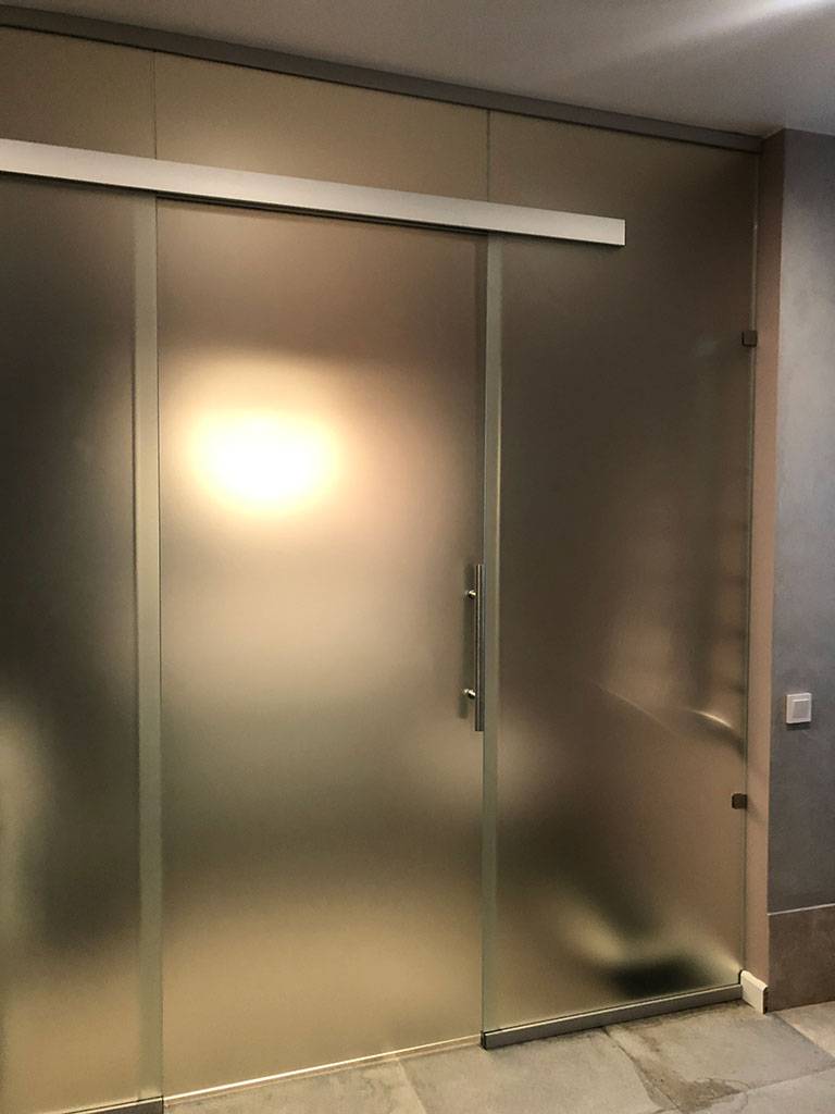 Раздвижная дверь из стекла в квартире