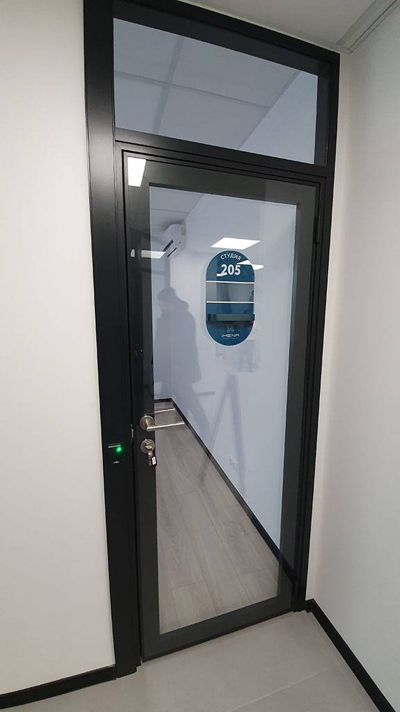 Прозрачные двери для кабинета