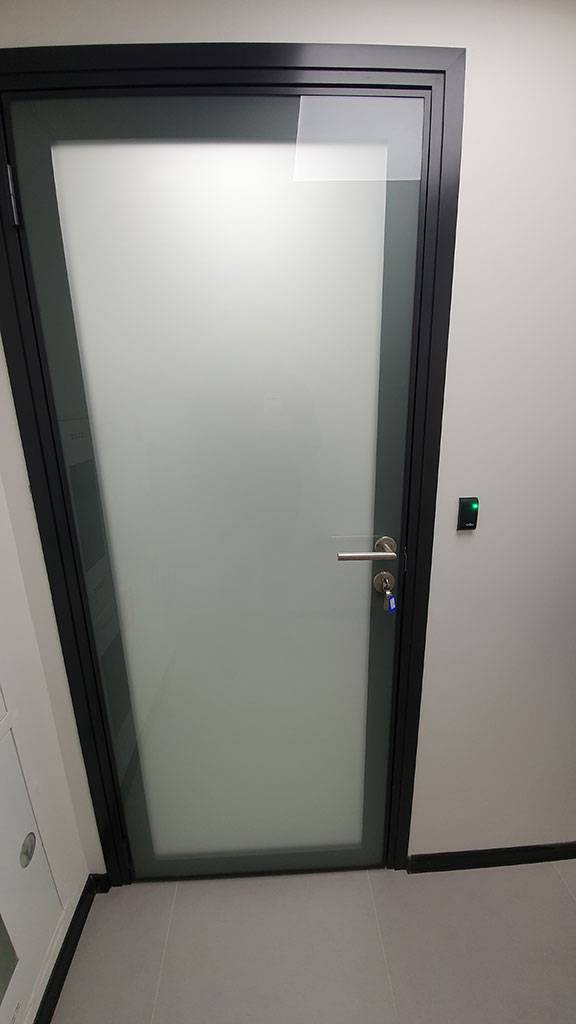 Матовая дверь i-Doors с черным каркасом