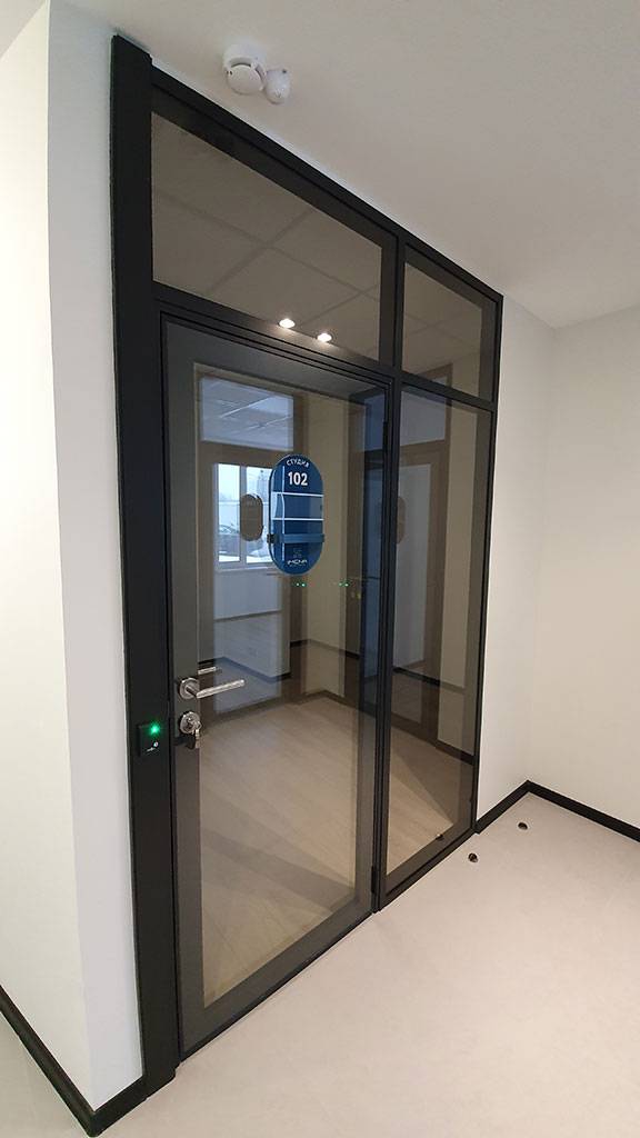 Прозрачные двери i-Doors в стеклянных перегородках