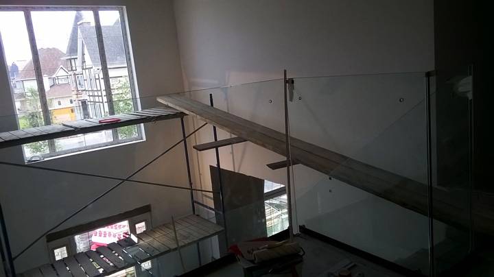установка балконного стеклянного ограждения