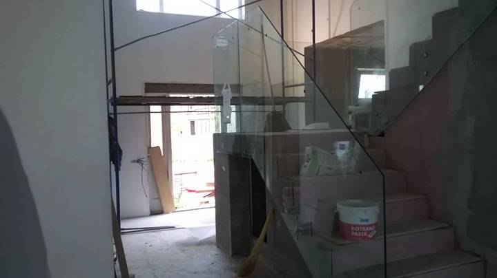 Процесс монтажа стеклянных ограждений лестницы