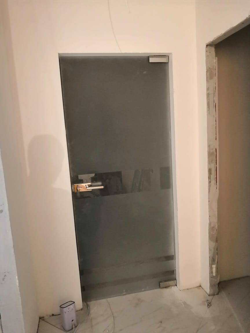 Цельностеклянная дверь