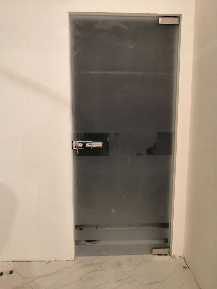 Матовая цельностеклянная дверь