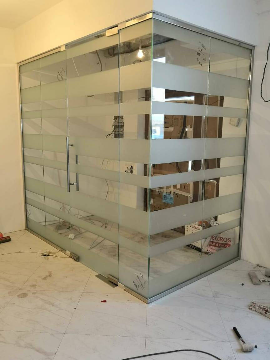 Перегородки из стекла на зажимном профиле