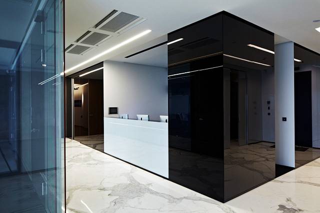 Двери и стеклянные перегородки в офисе
